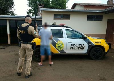 Durante a abordagem, o suspeito demonstrou agita&ccedil;&atilde;o, e a consulta aos sistemas policiais confirmou mandado por furto com validade at&eacute; maio de 2034