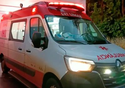 Uma moradora relatou ter visto tr&ecirc;s homens agredindo a v&iacute;tima, que conseguiu sair rastejando do local antes de cair em frente a uma resid&ecirc;ncia