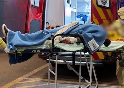 Suspeito foi localizado com a faca usada no ataque e roupas manchadas de sangue; v&iacute;tima est&aacute; internada em estado grave