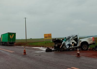 V&iacute;tima ficou presa &agrave;s ferragens ap&oacute;s o impacto; passageiro foi socorrido pelo SAMU e levado a um hospital