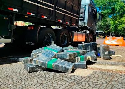 Abordagem ocorreu na manh&atilde; desta segunda-feira (19). A droga estava escondida sob uma carga de maravalha, e o motorista foi preso em flagrante 