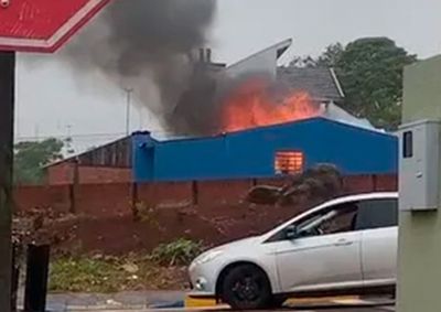 V&iacute;tima estava sozinha na resid&ecirc;ncia; Corpo de Bombeiros encontrou a casa tomada pelas chamas; Pol&iacute;cia Cient&iacute;fica esteve no local para os levantamentos