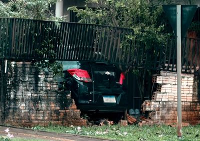 Acidente ocorreu no cruzamento das avenidas Paran&aacute; e Santa Catarina; motorista da picape ficou ferido e foi encaminhado ao hospital