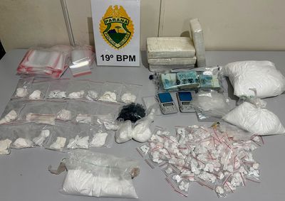 A droga estava dividida em centenas de por&ccedil;&otilde;es no porta-malas de um ve&iacute;culo; dois suspeitos foram encaminhados &agrave; delegacia