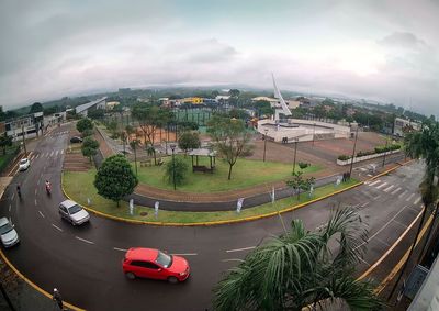Previs&atilde;o aponta chuva ao longo do dia, com temperaturas entre 20&deg;C e 27&deg;C e rajadas de vento de at&eacute; 36 km/h