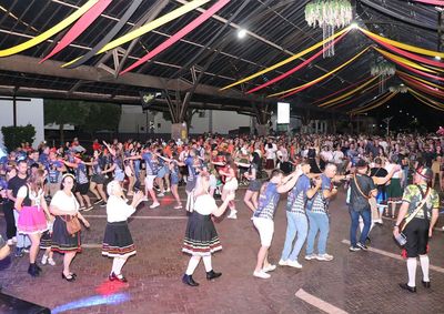 Desfile aleg&oacute;rico come&ccedil;a &agrave;s 20h desta sexta-feira (9), com abertura oficial na sequ&ecirc;ncia; programa&ccedil;&atilde;o termina no s&aacute;bado com shows e jantar alem&atilde;o