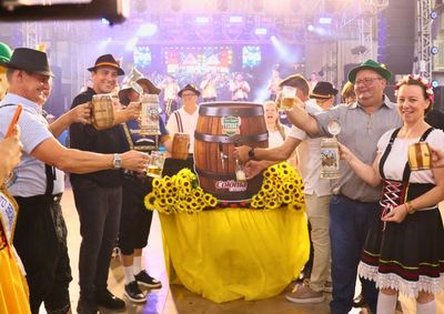 Desfile, chope, m&uacute;sica e muita anima&ccedil;&atilde;o marcaram a segunda noite da festa no Centro de Eventos