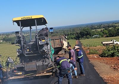 Santa Helena tem 72 trechos de pavimenta&ccedil;&atilde;o em estradas rurais do munic&iacute;pio, entre obras conclu&iacute;das e em execu&ccedil;&atilde;o