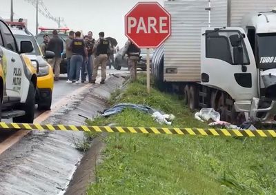 Motorista tentou escapar de abordagem policial, atingiu ve&iacute;culos pelo caminho e acabou baleado ap&oacute;s colidir contra um poste.