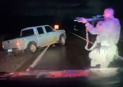 Motorista fugiu ap&oacute;s ordem de parada, perdeu o controle do carro e escapou a p&eacute; para uma &aacute;rea de mata