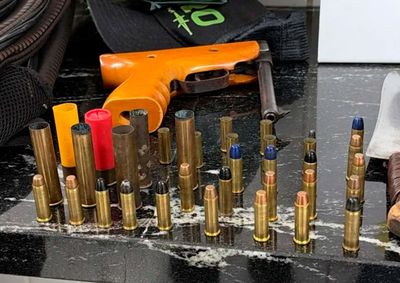 Pol&iacute;cia apreendeu arma artesanal, muni&ccedil;&otilde;es, roupas, mochila parcialmente queimada e uma caminhonete durante a a&ccedil;&atilde;o