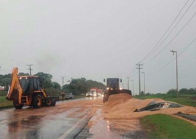 O tr&acirc;nsito na PR-495, entre Pato Bragado e Entre Rios do Oeste, foi totalmente liberado ap&oacute;s o tombamento de uma carreta que transportava trigo
