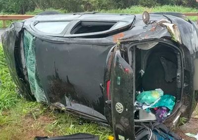 Ve&iacute;culo seguia com cinco familiares quando ocorreu o acidente; motorista e outro ocupante n&atilde;o se feriram