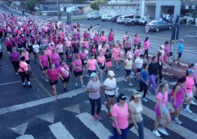 Caminhada re&uacute;ne mais de 400 mulheres em celebra&ccedil;&atilde;o ao Dia Internacional da Mulhe