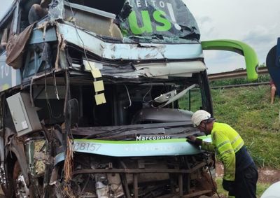 Cinco pessoas ficaram gravemente feridas ap&oacute;s colis&atilde;o entre &ocirc;nibus e caminh&atilde;o em S&atilde;o Miguel do Igua&ccedil;u, no oeste do Paran&aacute;.