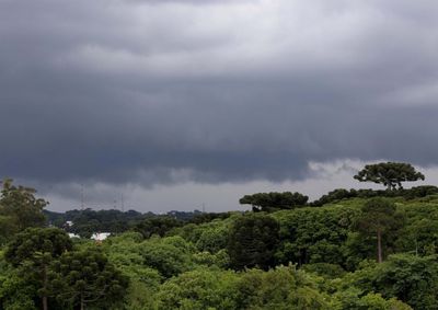 Instabilidade atinge Oeste e Sul, enquanto outras regi&otilde;es seguem com sol.