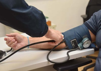 Alimenta&ccedil;&atilde;o equilibrada e atividade f&iacute;sica ajudam a controlar a press&atilde;o.