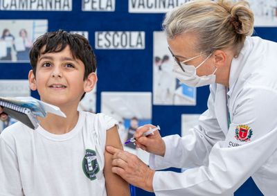Nova estrat&eacute;gia libera imuniza&ccedil;&atilde;o para alunos de todas as idades, professores e funcion&aacute;rios durante a&ccedil;&otilde;es realizadas dentro das escolas.