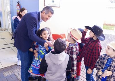 Prefeito, vice-prefeito, secret&aacute;ria de Educa&ccedil;&atilde;o e vereadores estiveram nas escolas Cec&iacute;lia Meireles e Nossa Senhora do Carmo.