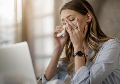 Julho Turquesa refor&ccedil;a a preven&ccedil;&atilde;o e o diagn&oacute;stico precoce da doen&ccedil;a, agravada pelo frio e pelo uso de telas.