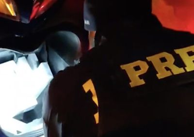 Homem de 58 anos foi preso depois de fugir por quil&ocirc;metros em alta velocidade e colidir com uma &aacute;rvore