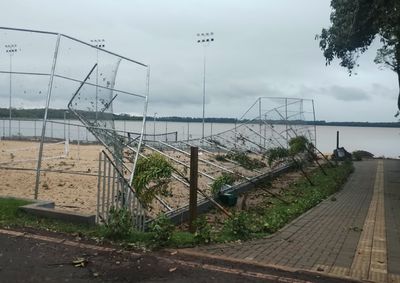 &Aacute;rvores foram derrubadas e estruturas da &aacute;rea de lazer ficaram danificadas ap&oacute;s a passagem da tempestade