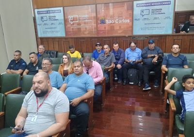 Um dia ap&oacute;s a tumultuada audi&ecirc;ncia do UniversalizaSP, trabalhadores tentam pressionar vereadores da base aliada; mas nem todos conseguiram entrar
