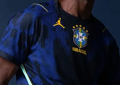 Com&eacute;rcio de S&atilde;o Carlos e lojas on-line registram explos&atilde;o na venda de camisas, cornetas e adere&ccedil;os; bares e restaurantes da cidade preparam tel&otilde;es 