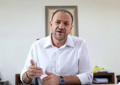 A trajet&oacute;ria do ex-prefeito de Araraquara e atual presidente nacional do PT inclui forma&ccedil;&atilde;o na UFSCar e destina&ccedil;&atilde;o de emendas para a Santa Casa.