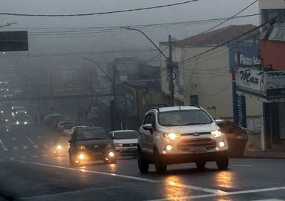 Massa de ar frio derruba temperaturas e reduz drasticamente a visibilidade nas ruas; previs&atilde;o aponta continuidade de chuva fraca nesta quinta