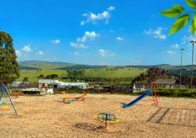 Investimento faz parte da estrat&eacute;gia de valoriza&ccedil;&atilde;o dos bairros; local recebeu balan&ccedil;os, escorregador e outros equipamentos recreativos