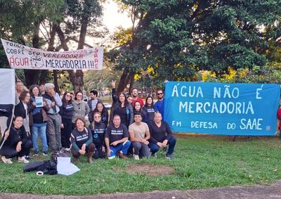 Manifesta&ccedil;&atilde;o em S&atilde;o Carlos reuniu trabalhadores nesta sexta-feira (26); ato pede manuten&ccedil;&atilde;o do controle p&uacute;blico sobre os servi&ccedil;os de &aacute;gua e esgoto