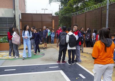 Pausa segue at&eacute; 24 de julho para 3 milh&otilde;es de alunos. Seduc-SP mant&eacute;m almo&ccedil;o para estudantes cadastrados em 152 munic&iacute;pios durante as f&eacute;rias