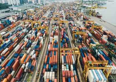 O Manual do Exportador Paulista re&uacute;ne orienta&ccedil;&otilde;es essenciais sobre planejamento, log&iacute;stica e burocracia para facilitar a entrada no mercado global