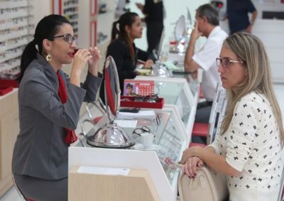 Medida assinada nesta ter&ccedil;a-feira (21) exige negocia&ccedil;&atilde;o entre sindicatos para abertura, mantendo exce&ccedil;&otilde;es para farm&aacute;cias, postos e o setor de turismo