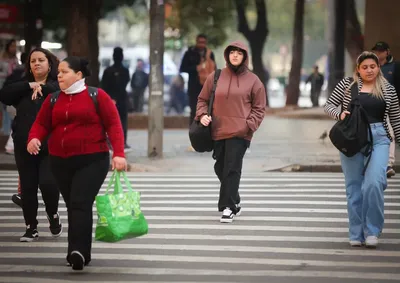 Massa de ar polar derruba term&ocirc;metros e traz risco de geada; Defesa Civil refor&ccedil;a cuidados com sa&uacute;de e seguran&ccedil;a no tr&acirc;nsito durante o frio intenso
