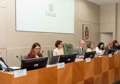 Ana Beatriz de Oliveira esteve em encontro na Esalq, em Piracicaba, ao lado de dirigentes de USP, Unesp, Unicamp, UFABC e Unifesp