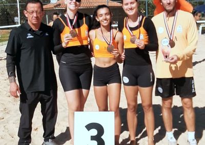 Delega&ccedil;&atilde;o s&atilde;o-carlense conquista ouro no t&ecirc;nis, prata e bronze na nata&ccedil;&atilde;o, p&oacute;dio no v&ocirc;lei de praia e oito medalhas no karat&ecirc; nesta semana.