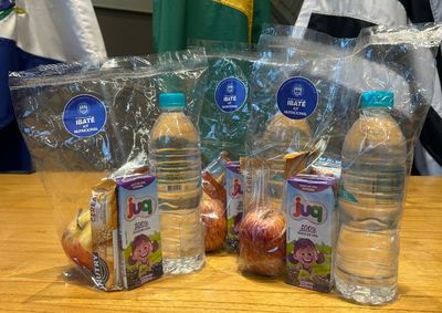 Iniciativa visa garantir conforto no transporte intermunicipal; moradores e acompanhantes passam a receber lanche com suco, fruta e biscoitos