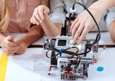 Parceria com IFSP e ACISC oferece capacita&ccedil;&atilde;o tecnol&oacute;gica voltada a jovens e adultos; inscri&ccedil;&otilde;es presenciais ocorrem na Avenida S&atilde;o Carlos, 1.839