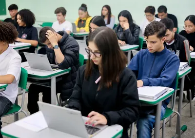 Cerca de 1 milh&atilde;o de alunos da rede estadual definem mat&eacute;rias pr&aacute;ticas para o segundo semestre; Seduc-SP disponibiliza novas sugest&otilde;es pedag&oacute;gicas