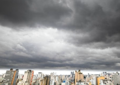 Medida preventiva ocorre entre os dias 6 e 8 de agosto de 2026, com previs&atilde;o de chuvas, queda de temperatura e alertas para riscos em todo o estado