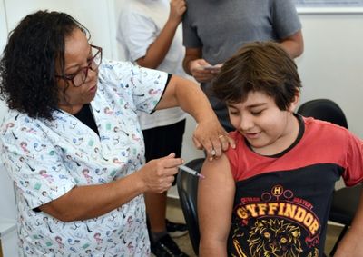Cidades refor&ccedil;am a imuniza&ccedil;&atilde;o de crian&ccedil;as e adolescentes at&eacute; 15 anos com postos fixos e volantes; confira os locais de atendimento em cada munic&iacute;pio