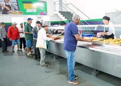 Com a conclus&atilde;o da pista quente, espa&ccedil;o passa a servir refei&ccedil;&otilde;es no local; programa municipal oferece almo&ccedil;o e jantar em quatro bairros da cidade