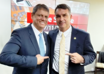Fl&aacute;vio Bolsonaro (PL) e Tarc&iacute;sio de Freitas (Republicanos) tem agenda na cidade, com visita &agrave; ONOVOLAB e com&iacute;cio na Pra&ccedil;a do Mercado