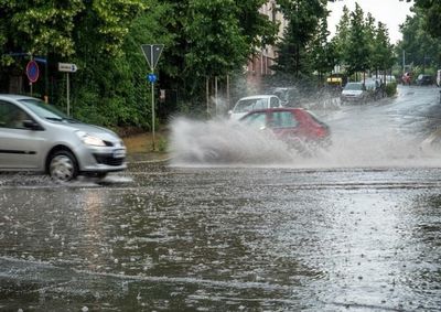 Entre sexta (11) e s&aacute;bado (12), avan&ccedil;o de ciclone extratropical traz risco de chuvas volumosas, ventos fortes e granizo para diversas regi&otilde;es do estado