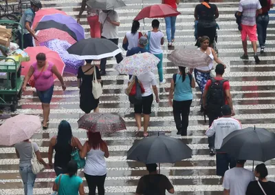 A passagem de sistema frontal provoca queda nas temperaturas e exige aten&ccedil;&atilde;o para risco de quedas de &aacute;rvores e raios