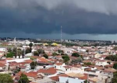 Com 38,6 mm acumulados s&oacute; na manh&atilde; de quinta-feira (10), chuva intensa provoca pontos de alagamento, transtornos em escolas e lentid&atilde;o na rodovia