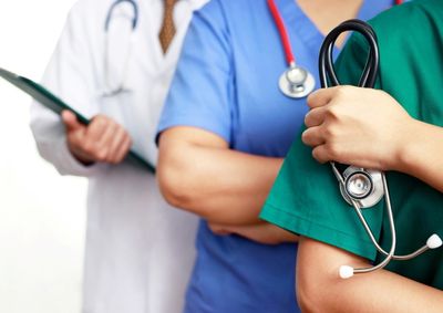 Inscri&ccedil;&otilde;es v&atilde;o at&eacute; 29 de outubro pela internet; edital re&uacute;ne vagas para n&iacute;veis fundamental, m&eacute;dio, t&eacute;cnico e superior com foco na &aacute;rea m&eacute;dica
