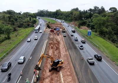 Servi&ccedil;os de amplia&ccedil;&atilde;o causam bloqueios de faixas e interdi&ccedil;&atilde;o total de viaduto e al&ccedil;a de acesso na SP-310 at&eacute; domingo (1&ordm;); veja hor&aacute;rios e trechos